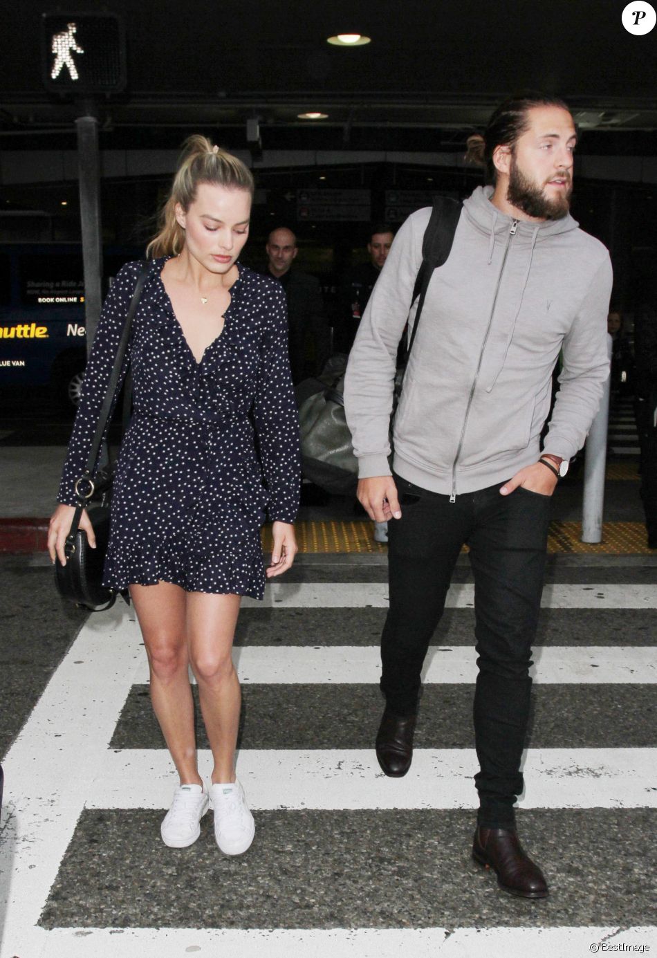 Margot Robbie Et Son Mari Margot Robbie et son mari Tom Ackerley arrivent à l'aéroport de LAX à Los  Angeles, le 2 janvier 2017. - Purepeople