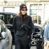 Kaia Gerber porte un bonnet Supreme, une combinaison Dickies, une sacoche Prada et des baskets Jordan (modèle Air Jordan 1) à Milan, le 21 février 2018.