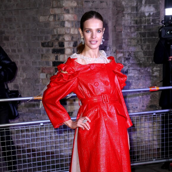 Natalia Vodianova porte un manteau en tweed plastifié et une robe tablier en tulle Simone Rocha (collection automne-hiver 2018-2019) à Londres. Le 20 février 2018.