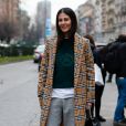 Gilda Ambrosio porte un manteau, un pull et un jogging Burberry (collection capsule de février) à Milan, le 21 février 2018.