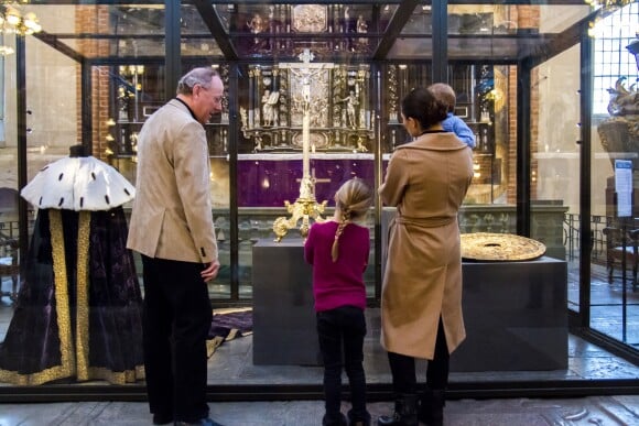 La princesse Victoria de Suède a emmené le 22 février 2018 ses enfants la princesse Estelle et le prince Oscar découvrir à la cathédrale de Stockholm l'exposition Vivat Regina, qui leur a été présentée par le chapelain, Ulf Lindgren. © Cour royale de Suède