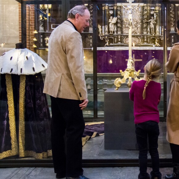 La princesse Victoria de Suède a emmené le 22 février 2018 ses enfants la princesse Estelle et le prince Oscar découvrir à la cathédrale de Stockholm l'exposition Vivat Regina, qui leur a été présentée par le chapelain, Ulf Lindgren. © Cour royale de Suède