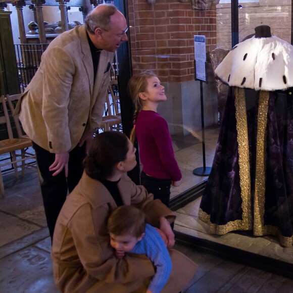 La princesse héritière Victoria de Suède a emmené le 22 février 2018 ses enfants la princesse Estelle et le prince Oscar découvrir à la cathédrale de Stockholm l'exposition Vivat Regina. © Cour royale de Suède