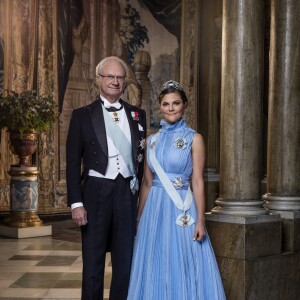 Le roi Carl XVI Gustaf de Suède et le princesse héritière Victoria, portrait officiel 2018. © Thron Ullberg / Cour royale de Suède