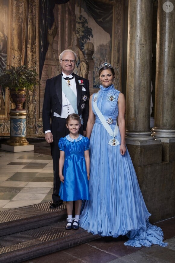 Le roi Carl XVI Gustaf de Suède, le princesse héritière Victoria et la princesse Estelle, portrait officiel 2018. © Thron Ullberg / Cour royale de Suède