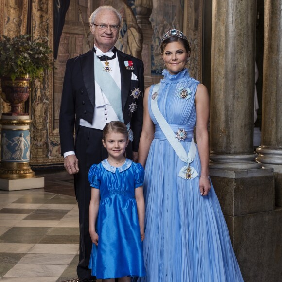 Le roi Carl XVI Gustaf de Suède, le princesse héritière Victoria et la princesse Estelle, portrait officiel 2018. © Thron Ullberg / Cour royale de Suède