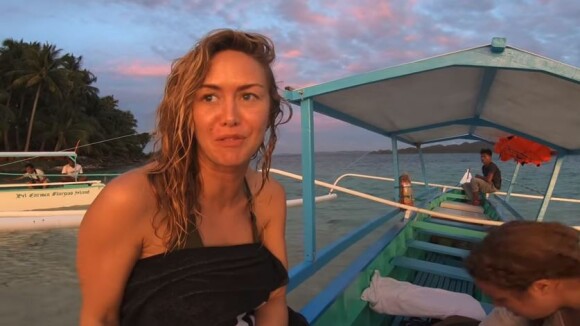 Énora Malagré sublime au naturel lors de son voyage aux Philippines en compagnie de Salim et Linda, vainqueurs de "Pékin Express" (M6) en 2013 désormais influenceurs connus sous le nom des "Amoureux Voyageurs".