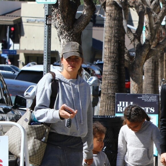 Ellen Pompeo est allée déjeuner avec ses enfants Stella, Sienna, son fils et une amie à Los Angeles, le 24 février 2018.