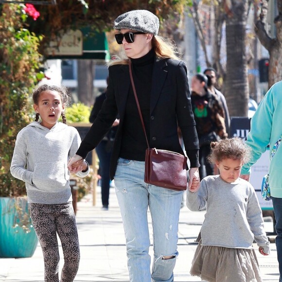 Ellen Pompeo est allée déjeuner avec ses enfants Stella, Sienna, son fils et une amie à Los Angeles, le 24 février 2018.
