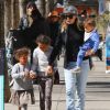 Ellen Pompeo est allée déjeuner avec ses enfants Stella, Sienna, son fils et une amie à Los Angeles, le 24 février 2018.