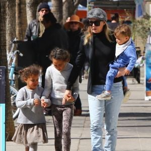 Ellen Pompeo est allée déjeuner avec ses enfants Stella, Sienna, son fils et une amie à Los Angeles, le 24 février 2018.