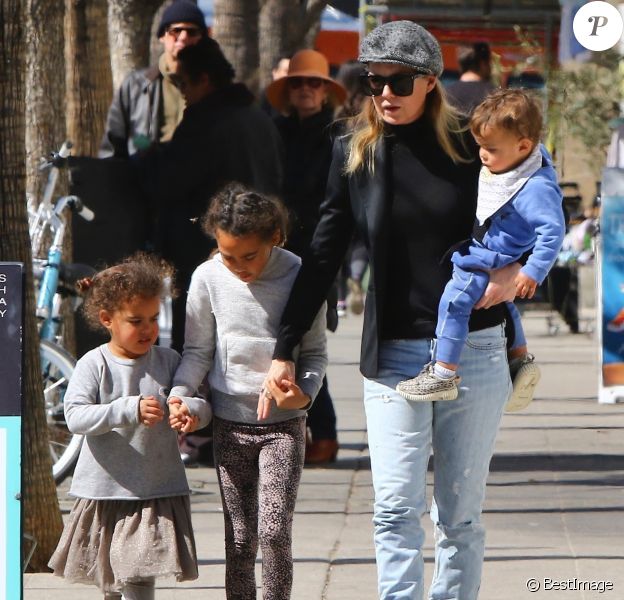 Ellen Pompeo est allée déjeuner avec ses enfants Stella, Sienna, son fils et une amie à Los Angeles, le 24 février 2018.