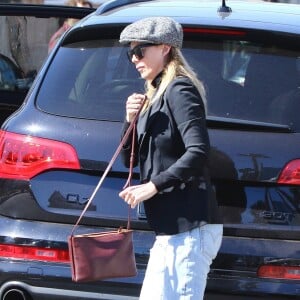 Ellen Pompeo est allée déjeuner avec ses enfants Stella, Sienna, son fils et une amie à Los Angeles, le 24 février 2018.