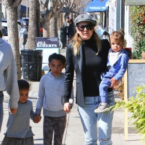 Ellen Pompeo est allée déjeuner avec ses enfants Stella, Sienna, son fils et une amie à Los Angeles, le 24 février 2018.