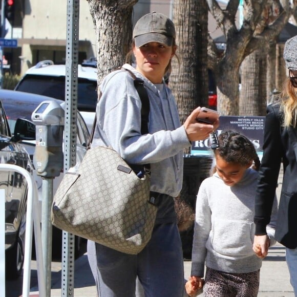 Ellen Pompeo est allée déjeuner avec ses enfants Stella, Sienna, son fils et une amie à Los Angeles, le 24 février 2018.