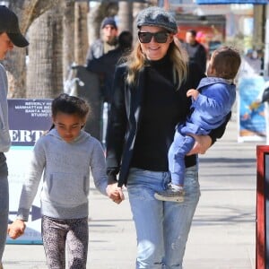 Ellen Pompeo est allée déjeuner avec ses enfants Stella, Sienna, son fils et une amie à Los Angeles, le 24 février 2018.