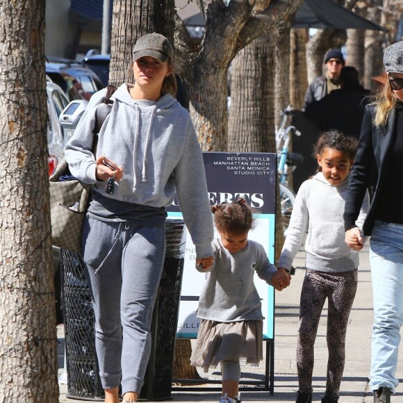 Ellen Pompeo est allée déjeuner avec ses enfants Stella, Sienna, son fils et une amie à Los Angeles, le 24 février 2018.