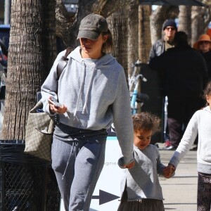 Ellen Pompeo est allée déjeuner avec ses enfants Stella, Sienna, son fils et une amie à Los Angeles, le 24 février 2018.