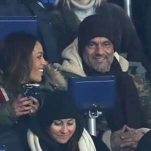 Amel Bent et son mari Patrick Antonelli dans les tribunes lors du match de Ligue 1 "PSG - OM (3-0)" au Parc des Princes à Paris, le 25 février 2018