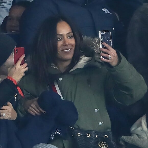 Amel Bent et son mari Patrick Antonelli dans les tribunes lors du match de Ligue 1 "PSG - OM (3-0)" au Parc des Princes à Paris, le 25 février 2018