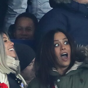 Amel Bent et son mari Patrick Antonelli dans les tribunes lors du match de Ligue 1 "PSG - OM (3-0)" au Parc des Princes à Paris, le 25 février 2018