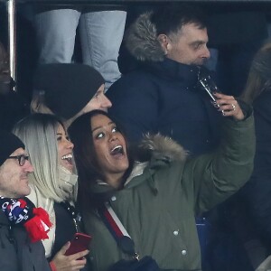 Amel Bent et son mari Patrick Antonelli dans les tribunes lors du match de Ligue 1 "PSG - OM (3-0)" au Parc des Princes à Paris, le 25 février 2018