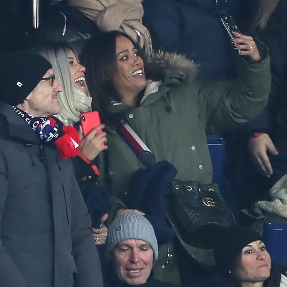 Amel Bent et son mari Patrick Antonelli dans les tribunes lors du match de Ligue 1 "PSG - OM (3-0)" au Parc des Princes à Paris, le 25 février 2018