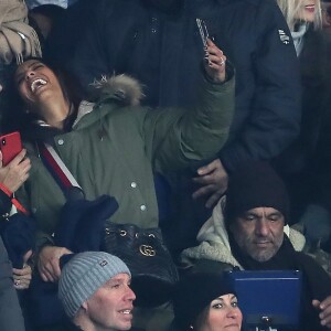 Amel Bent et son mari Patrick Antonelli dans les tribunes lors du match de Ligue 1 "PSG - OM (3-0)" au Parc des Princes à Paris, le 25 février 2018