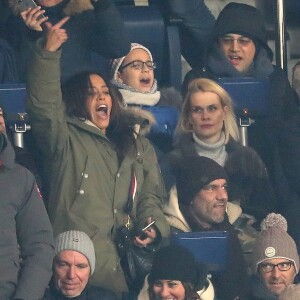 Amel Bent et son mari Patrick Antonelli dans les tribunes lors du match de Ligue 1 "PSG - OM (3-0)" au Parc des Princes à Paris, le 25 février 2018