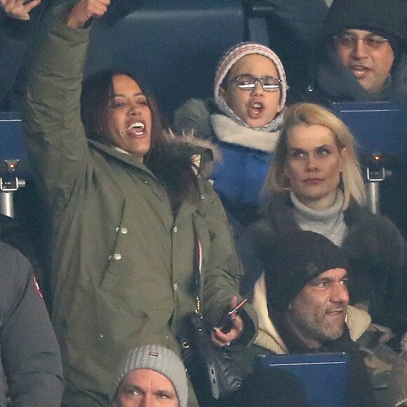 Amel Bent et son mari Patrick Antonelli dans les tribunes lors du match de Ligue 1 "PSG - OM (3-0)" au Parc des Princes à Paris, le 25 février 2018