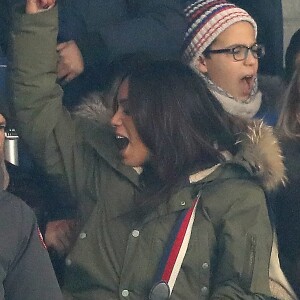 Amel Bent et son mari Patrick Antonelli dans les tribunes lors du match de Ligue 1 "PSG - OM (3-0)" au Parc des Princes à Paris, le 25 février 2018