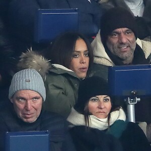 Amel Bent et son mari Patrick Antonelli dans les tribunes lors du match de Ligue 1 "PSG - OM (3-0)" au Parc des Princes à Paris, le 25 février 2018