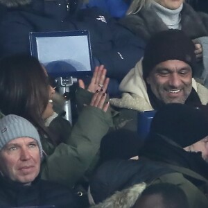 Amel Bent et son mari Patrick Antonelli (DR) dans les tribunes lors du match de Ligue 1 "PSG - OM (3-0)" au Parc des Princes à Paris, le 25 février 2018.