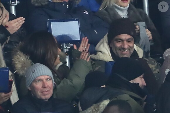 Amel Bent et son mari Patrick Antonelli (DR) dans les tribunes lors du match de Ligue 1 "PSG - OM (3-0)" au Parc des Princes à Paris, le 25 février 2018.