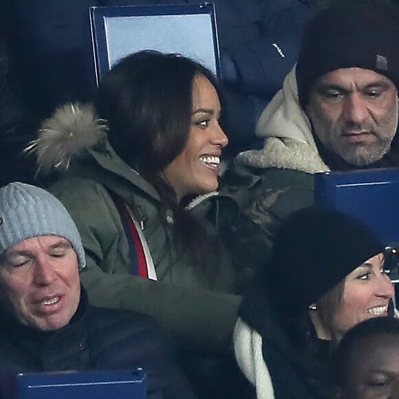 Amel Bent et son mari Patrick Antonelli (DR) dans les tribunes lors du match de Ligue 1 "PSG - OM (3-0)" au Parc des Princes à Paris, le 25 février 2018.