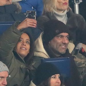 Amel Bent et son mari Patrick Antonelli (DR) dans les tribunes lors du match de Ligue 1 "PSG - OM (3-0)" au Parc des Princes à Paris, le 25 février 2018.