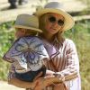 Exclusif - Kristen Bell se promène au parc Griffith Park avec ses enfants Lincoln et Delta Bell à Los Feliz le 22 avril 2017.