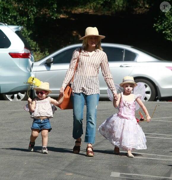 Exclusif - Kristen Bell se promène au parc Griffith Park avec ses enfants Lincoln et Delta Bell à Los Feliz le 22 avril 2017.