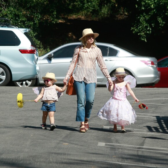 Exclusif - Kristen Bell se promène au parc Griffith Park avec ses enfants Lincoln et Delta Bell à Los Feliz le 22 avril 2017.