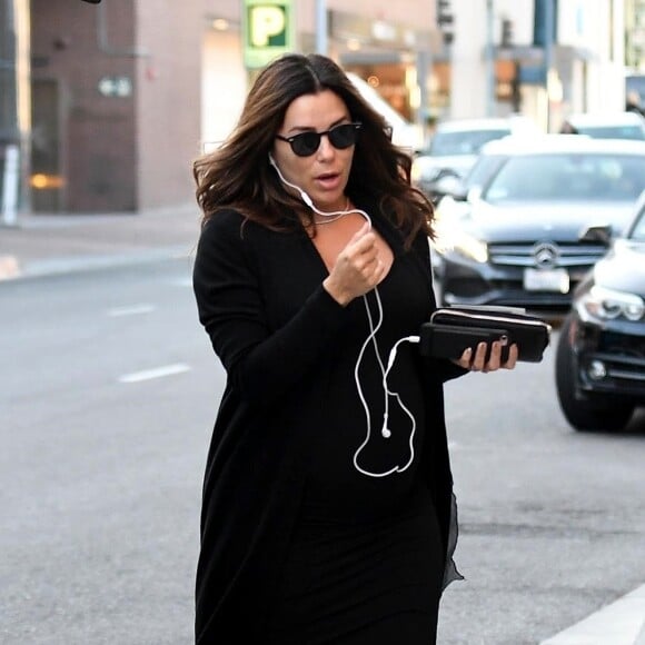 Eva Longoria (enceinte) à la sortie du magasin "Kyle by Kyle Richards" à Beverly Hills. Le 22 février 2018