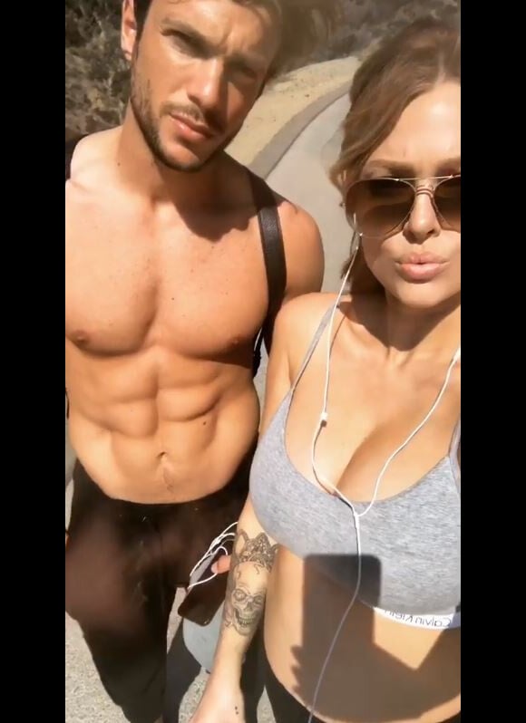 Caroline Receveur affiche son ventre rond sur Instagram le 26 février 2018.