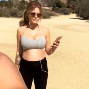 Caroline Receveur affiche son ventre rond sur Instagram le 26 février 2018.