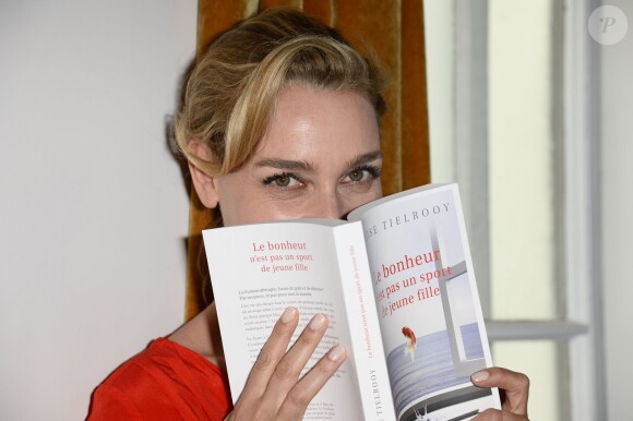 Exclusif - Elise Tielrooy - Dédicace du Roman de Elise Tielrooy "Le Bonheur n'est pas un sport de jeune fille" au Restaurant "Le beaucoup" à Paris le 6 mai 2014.