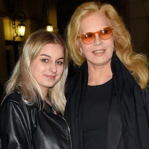 Sylvie Vartan avec sa fille Darina Scotti-Vartan à la générale de la pièce "La Vraie Vie" au théâtre Edouard 7 à Paris, le 18 septembre 2017. © Guirec Coadic/Bestimage