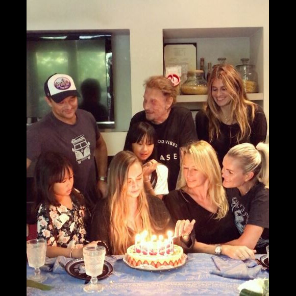 Emma Smet a fêté son 20e anniversaire avec ses parents Estelle Lefébure et David Hallyday, son petit frère Cameron Hallyday, son grand-père Johnny Hallyday, Laeticia Hallyday, ses tantes Jade et Joy Hallyday. Vidéo postée sur Instagram le 17 septembre 2017.