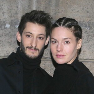 Pierre Niney et sa compagne Natasha Andrews arrivent au défilé "H&M Studio", collection prêt-à-porter printemps-été 2018 au Musée des arts décoratifs. Paris, le 28 février 2018.