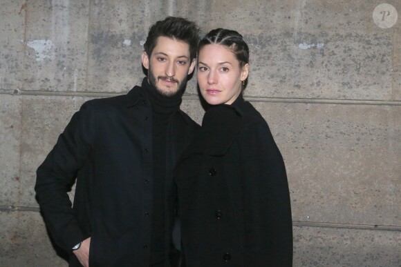 Pierre Niney et sa compagne Natasha Andrews arrivent au défilé "H&M Studio", collection prêt-à-porter printemps-été 2018 au Musée des arts décoratifs. Paris, le 28 février 2018.