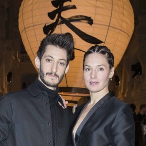 Pierre Niney et sa compagne Natasha Andrews au défilé "H&M Studio", collection prêt-à-porter printemps-été 2018 au Musée des arts décoratifs. Paris, le 28 février 2018. © Olivier Borde/Bestimage