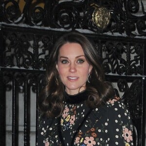 La duchesse Catherine de Cambridge, enceinte et vêtue d'une robe Orla Kiely, inaugurait le 28 février 2018 l'exposition "Géants de l'ère victorienne : la naissance de la photographie d'art", à la National Portrait Gallery, dont elle assume le patronage, à Londres. Elle en a signé l'avant-propos ainsi qu'un parcours d'oeuvres choisies par ses soins.