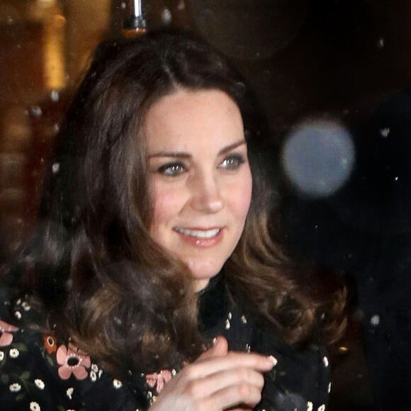 La duchesse Catherine de Cambridge, enceinte et vêtue d'une robe Orla Kiely, inaugurait le 28 février 2018 l'exposition "Géants de l'ère victorienne : la naissance de la photographie d'art", à la National Portrait Gallery, dont elle assume le patronage, à Londres. Elle en a signé l'avant-propos ainsi qu'un parcours d'oeuvres choisies par ses soins.